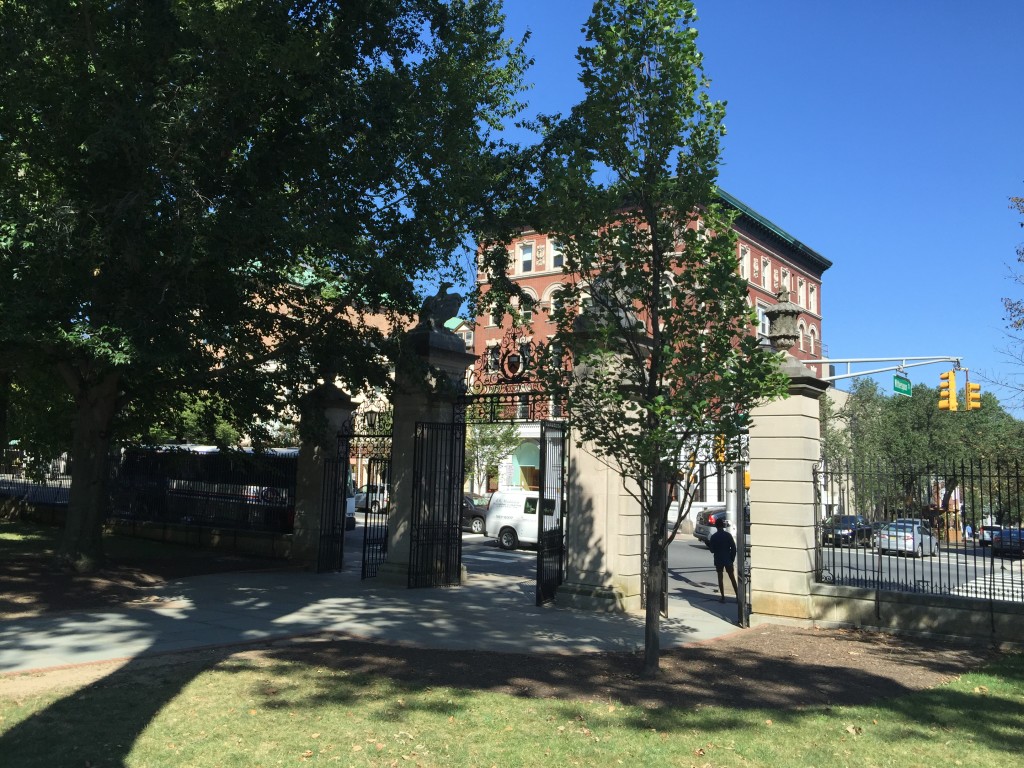 图:就是这个邪门的大门