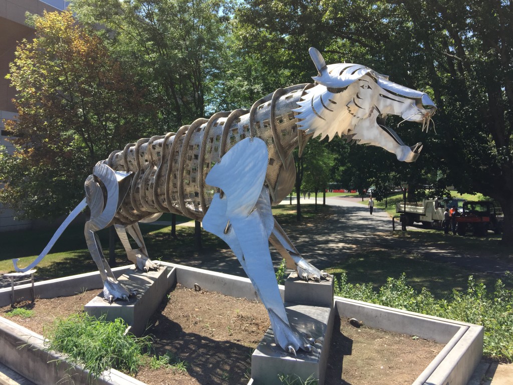 图:体育馆门前的机械老虎,有点机器人的感觉